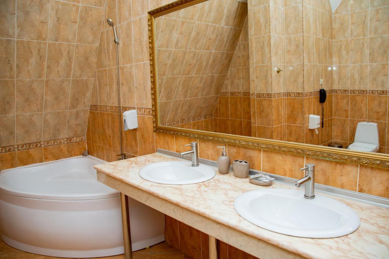Zolota Pava Hotel Beregszász Kültér fotó